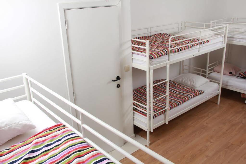 Brussels Hello Hostel Koekelberg Bagian luar foto
